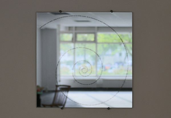 Einer kommt zum Rebbe, 2013, Spiegel, Text gelasert, 30 × 30 cm