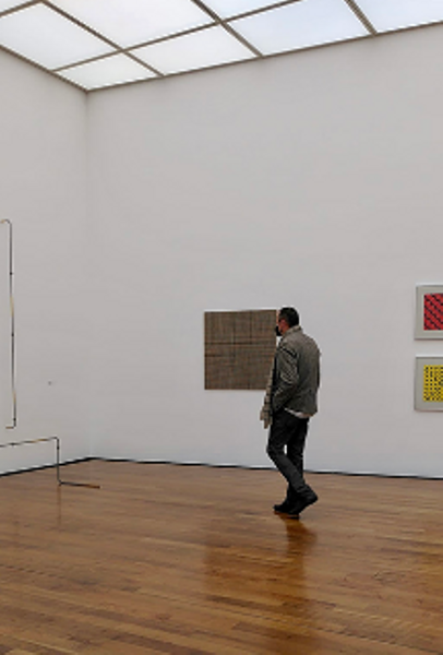 Steffen Schlichter; Code 90682; Spanplatte, Klebeband; 100 x 100 x 1,9 cm; WVZ 20002