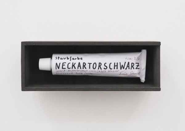 Erik Sturm, »Neckartorschwarz«, 2014 – 2016, Neckar torstaub / Farbe in Tube, Objekt (Tube), 23 × 5 × 5 cm
