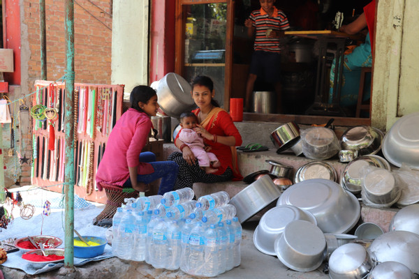 Frau mit Kind_Kathmandu