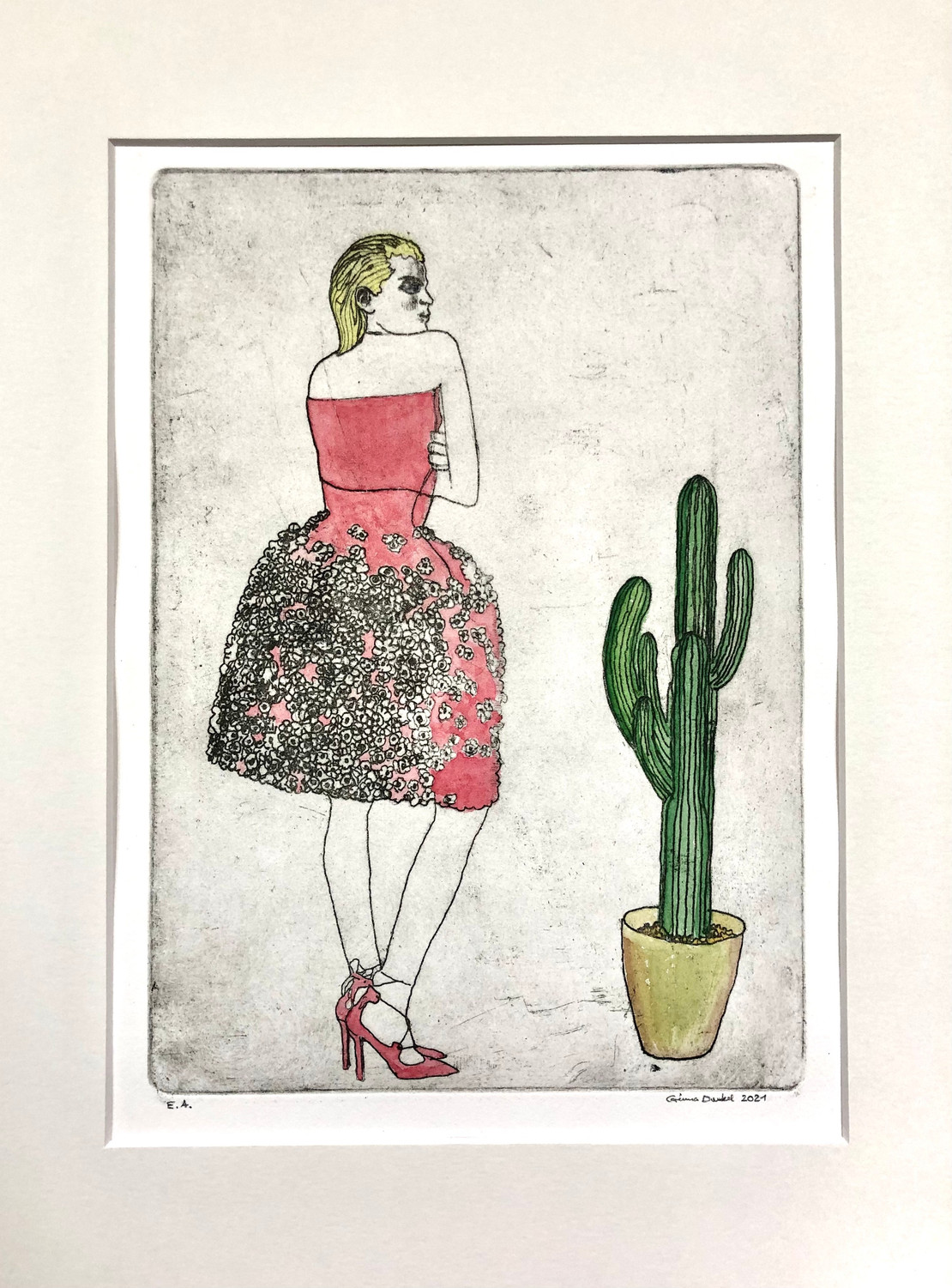 Junge Frau mit Kaktus
